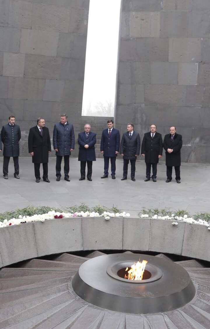 У мемориала жертвам геноцида армянского народа.